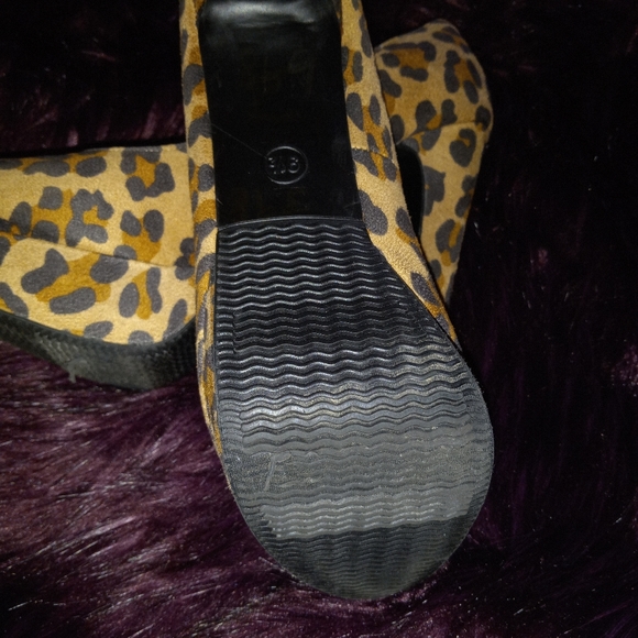 Cheetah print shoes - Picture 3 of 4
